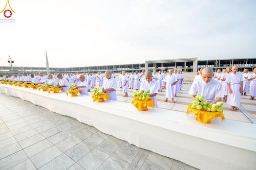 ภาพ No.214957:วันเสาร์ที่ 5 เมษายน พ.ศ. 2568 พิธีเวียนประทักษิณรอบพระมหาธรรมกายเจดีย์  พิธีวันทาเจดีย์ พิธีขอขมาและมอบผ้าไตร ในโครงการบรรพชาสามเณรฟื้นฟูพระพุทธศาสนาทั่วไทย , โครงการหน่อแก้วเปรียญธรรม รุ่นที่ 13 ,  โครงการสามเณรยุวธรรมทายาท รุ่นที่ 33 , โครงการสามเณรมั