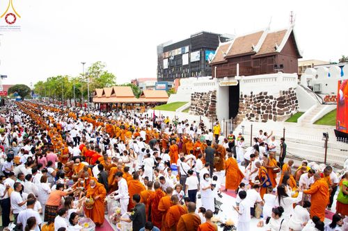 ภาพ No.126340:พิธีทำบุญเมืองนครราชสีมา ฉลอง 556 ปี ตักบาตรพระ 10,000 รูป ในวันเสาร์ที่ 2 มีนาคม พ.ศ.2567 ณ อนุสาวรีย์ท้าวสุรนารี จ.นครราชสีมา จัดโดย คณะสงฆ์จังหวัดนครราชสีมา ร่วมกับสำนักงานจังหวัดนครราชสีมา