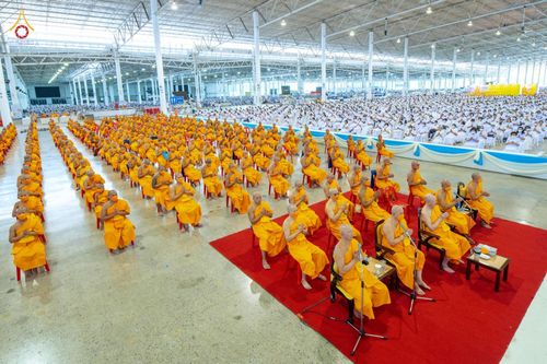 ภาพ No.80832:พิธีตักบาตร , พิธีบูชาข้าวพระในวันอาทิตย์ต้นเดือน วันที่ 7 พฤษภาคม พ.ศ. 2566 ณ วัดพระธรรมกาย