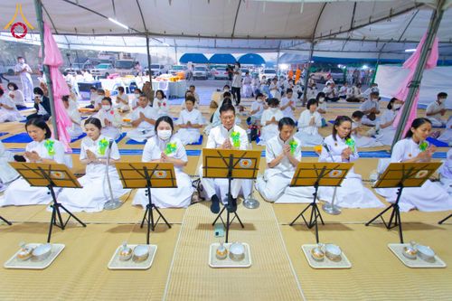 ภาพ No.201810:พิธีถวายภัตตาหารเป็นสังฆทาน แด่พระธรรมยาตรา ณ อนุสรณ์สถานบางปลา วัดบางปลา อำเภอบางเลน จังหวัดนครปฐม ในโครงการธรรมยาตรา กตัญญูบูชา มหาปูชนียาจารย์ พระมงคลเทพมุนี(สด จนฺทสโร) พระผู้ปราบมาร อนุสรณ์สถาน 7 แห่ง ปีที่ 13 วันที่ 26 มกราคม พ.ศ. 2568