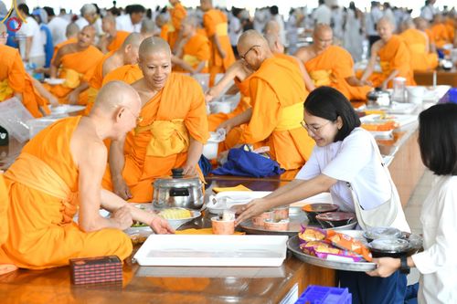 ภาพ No.169773:พิธีถวายภัตตาหารเมนูสวรรค์ "เพื่อการบรรลุธรรม" เนื่องในวันลอยกระทง (ขึ้น 15 ค่ำ เดือน 12) วันศุกร์ที่ 15 พฤศจิกายน พ.ศ. 2567 ณ หอฉันคุณยายอาจารย์ฯ วัดพระธรรมกาย