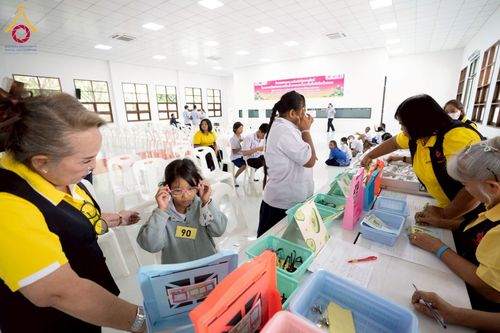 ภาพ No.230353:วันจันทร์ที่ 30 มิถุนายน พ.ศ. 2568 เจ้าอาวาสวัดพระธรรมกาย เยี่ยมอนุโมทนาให้กำลังใจ บุคลากรทางการแพทย์-เจ้าหน้าที่ผู้ปฏิบัติงาน โครงการรถตัดแว่นสายตาเคลื่อนที่สภากาชาดไทย เพื่อเด็กนักเรียนในชนบท พื้นที่จังหวัดปทุมธานี