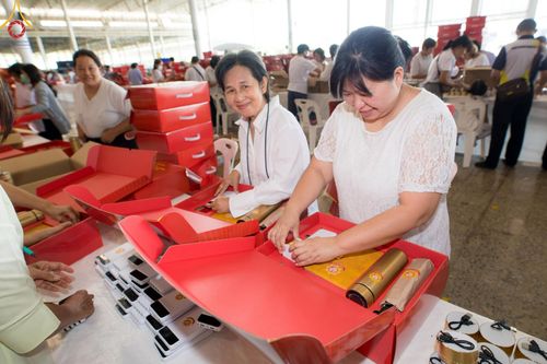 ภาพ No.212263:วันพุธที่ 19 มีนาคม พ.ศ. 2568 การบรรจุไทยธรรมลงกล่องสำเร็จ 43,500 กล่อง เพื่อถวายแด่พระสังฆาธิการ 40,000 กว่าวัดทั่วไทย ในวันคุ้มครองโลก 22 เมษายน พ.ศ. 2568 ณ บ้านแก้วเรือนทองคุณยายฯ วัดพระธรรมกาย