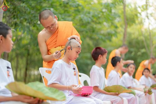 ภาพ No.135056: พิธีบรรพชาสามเณร  พิธีตักบาตรฉลองสามเณรใหม่ วันที่ 1 เมษายน พ.ศ.2567 ในโครงการบรรพชาสามเณรฟื้นฟูพระพุทธศาสนาทั่วไทย ณ ศูนย์ปฏิบัติธรรมแก้วเมืองเลย