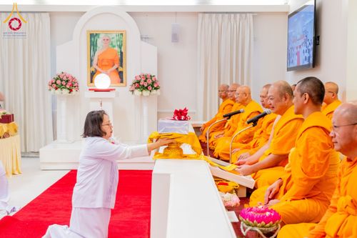 ภาพ No.62384:คณะศิษยานุศิษย์รวมใจสถาปนาและสมโภช ธรรมจักร เพื่ออัญเชิญประดิษฐาน ณ ยอดอุโบสถ 80 ปี หลวงพ่อธัมมชโย วัดพระธรรมกายนิวเจอร์ซี ประเทศสหรัฐอเมริกา  วันอาทิตย์ที่ 7 เมษายน พ.ศ. 2567