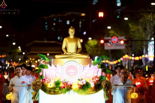 ภาพ No.229564:วันเสาร์ที่ 26 เมษายน พ.ศ. 2568 คณะพระภิกษุสามเณรในโครงการบรรพชาหมู่ 81 รูป  วัดภาวนาโซล ประเทศเกาหลีใต้ ได้ร่วมกับคณะสาธุชนคนไทยในเกาหลีใต้  ร่วมกันเดินขบวนอัญเชิญโคมดอกบัว  เพื่อบูชาแด่องค์สมเด็จพระสัมมาสัมพุทธเจ้า  ในงานเทศกาลวิสาขบูชานานาชาติ ประจำปี