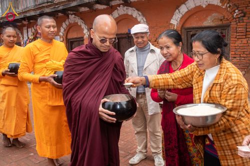ภาพ No.132543:สามเณรเนปาล บิณฑบาต ย่านทาเมล เมืองกาฐมาณฑุ และเมืองปาฏัน ในโครงการบรรพชา 1,250 รูป ประเทศเนปาล วันที่ 20 มีนาคม พ.ศ. 2567
