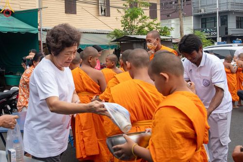 ภาพ No.62055:สามเณรจากศูนย์อบรมเยาวชนสุรินทร์ ออกบิณฑบาต รอบอำเภอเมือง จ.สุรินทร์ ในโครงการบรรพชาสามเณร ฟื้นฟูพระพุทธศาสนาทั่วไทย วันที่ 9 เมษายน พ.ศ. 2567