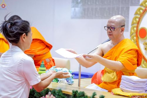 ภาพ No.249079:วันที่ 26-28 กันยายน พ.ศ. 2568 โครงการอบรม อุบาสกแก้ว อุบาสิกาแก้ว รุ่นที่ 3  ณ ศูนย์ปฏิบัติธรรมสมุทรปราการ ได้รับความเมตตาจากคณะสงฆ์ในพื้นที่  รวมถึงผู้บริหารสถานศึกษา ที่นำนักเรียนระดับมัธยมปลาย  มารับฟังข้อมูลเพื่อที่จะเป็นกำลังสำคัญ ในการเข้าร่วมขบวน