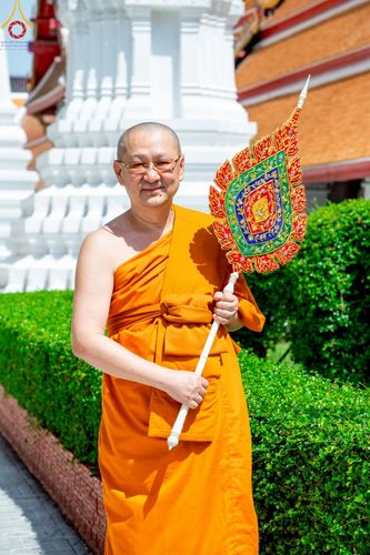 ภาพ No.214778:พิธีต้อนรับสัญญาบัตร พัดยศ พระราชวิเทศวชิรเวที (บัณฑิต วรปญฺโญ) เจ้าอาวาสวัดพระธรรมกายสกอตแลนด์ สหราชอาณาจักร ผู้ช่วยเจ้าอาวาสวัดพระธรรมกาย ณ อุโบสถพระไตรปิฏก วัดพระธรรมกาย