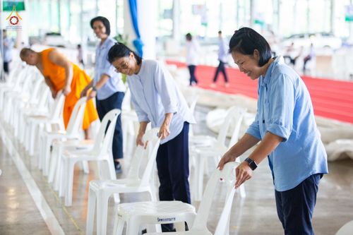 ภาพ No.88698:คณะสงฆ์ เจ้าหน้าที่ และสาธุชน ทุ่มเทแรงกายแรงใจเตรียมงาน เพื่องานวันครูผู้ค้นพบวิชชาธรรมกาย ตั้งแต่วันที่ 20 กันยายน พ.ศ. 2566