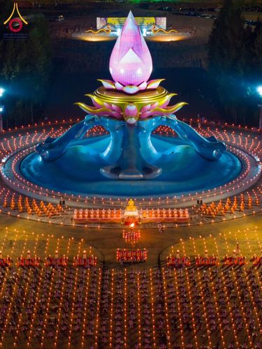 ภาพ No.162278:พิธีจุดประทีปโคมลาน ถวายเป็นพุทธบูชา สร้างความสว่างไสวให้กับแผ่นดินด้วยแสงธรรม วันพฤหัสบดีที่ 17 ตุลาคม พ.ศ. 2567 ณ พุทธอุทยานนานาชาติ จังหวัดหนองคาย