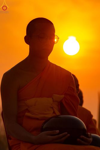 ภาพ No.201033:พิธีตักบาตรพระธรรมยาตรา ณ อนุสรณ์สถานลำดับที่ 5 สถานที่เผยแผ่วิชชาธรรมกายครั้งแรก อนุสรณ์สถานบางปลา วัดบางปลา อำเภอบางเลน จังหวัดนครปฐม ในโครงการธรรมยาตรา กตัญญูบูชา มหาปูชนียาจารย์ พระมงคลเทพมุนี(สด จนฺทสโร) พระผู้ปราบมาร อนุสรณ์สถาน 7 แห่ง ปีที่ 13