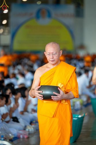 ภาพ No.136570:พิธีตักบาตร พิธีบูชาข้าวพระ ในวันอาทิตย์ต้นเดือนที่ 5 พฤษภาคม พ.ศ. 2567 ณ วัดพระธรรมกาย จ.ปทุมธานี