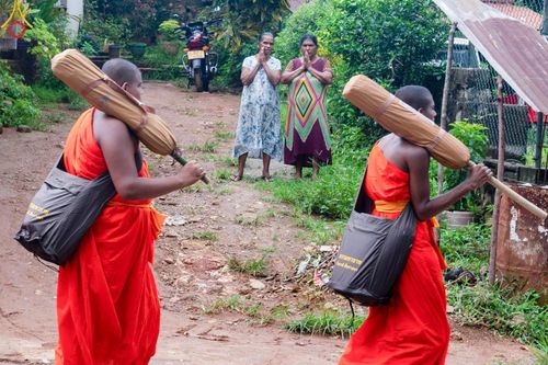 ภาพ No.140690:PhotoStory มหาศรัทธา ธรรมยาตราศรีลังกา EP.4 โครงการสยาม-ลังกา ธรรมยาตรา ฉลองเทศกาลวิสาขบูชาแห่งชาติ ศรีลังกา  บูชาธรรม 80 ปีหลวงพ่อธัมมชโย เส้นทางจาก เมืองดัมบูลลา ไปยัง เมืองมาตะเล  ตั้งแต่วันที่ 17-20 พฤษภาคม พ.ศ. 2567