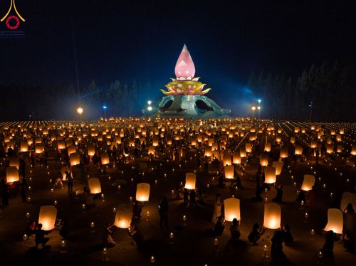 ภาพ No.97274:พิธีทอดผ้าป่า เพื่อสร้าง "ลานอเนกประสงค์พญานาค 4 ตระกูล" และพิธีจุดประทีปโคมลอย ลอยกระทง ถวายประทีปเป็นพุทธบูชา ณ พุทธอุทยานนานาชาติ จ.หนองคาย วันที่ 27 พฤศจิกายน พ.ศ. 2566