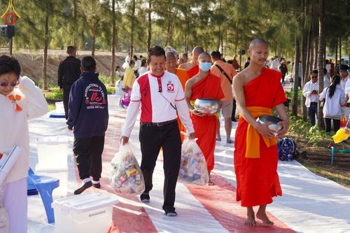 ภาพ No.105008:พิธีตักบาตรพระ ๑,๐๐๐ รูป ฉลองเมืองลำปาง ๑,๓๔๓ ปี วันเสาร์ที่ ๓๐ ธันวาคม พ.ศ. ๒๕๖๖ ณ ศูนย์ปฏิบัติธรรมลำปาง อำเภอเมือง จังหวัดลำปาง