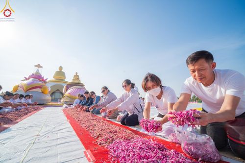 ภาพ No.198142:พิธีต้อนรับพระธรรมยาตรา ณ อนุสรณ์สถานลำดับที่ 5 สถานที่เผยแผ่วิชชาธรรมกายครั้งแรก อนุสรณ์สถานบางปลา วัดบางปลา อำเภอบางเลน จังหวัดนครปฐม ในโครงการธรรมยาตรา กตัญญูบูชา มหาปูชนียาจารย์ พระมงคลเทพมุนี(สด จนฺทสโร) พระผู้ปราบมาร ปีที่ 13 วัน 19 มกราคม พ.ศ.2568