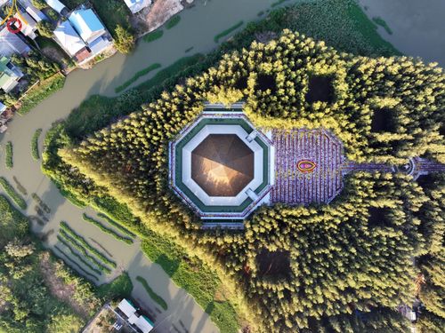 ภาพ No.188766:พิธีต้อนรับพระธรรมยาตรา ในโครงการธรรมยาตรา กตัญญูบูชา มหาปูชนียาจารย์ พระมงคลเทพมุนี(สด จนฺทสโร) พระผู้ปราบมาร อนุสรณ์สถาน 7 แห่ง ปีที่ 13 วันที่ 3 มกราคม พ.ศ. 2568 ณ อนุสรณ์สถานมหาวิหารพระมงคลเทพมุนี (โลตัสแลนด์) อ.สองพี่น้อง จ.สุพรรณบุรี