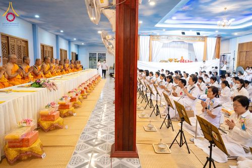 ภาพ No.196923:พิธีถวายภัตตาหารเป็นสังฆทาน แด่พระธรรมยาตรา ณ วัดโบสถ์(บน) ตำบลบางคูเวียง อำเภอบางกรวย จังหวัดนนทบุรี ในโครงการธรรมยาตรา กตัญญูบูชา มหาปูชนียาจารย์ พระมงคลเทพมุนี(สด จนฺทสโร) พระผู้ปราบมาร อนุสรณ์สถาน 7 แห่ง ปีที่ 13 วันที่ 18 มกราคม พ.ศ. 2568