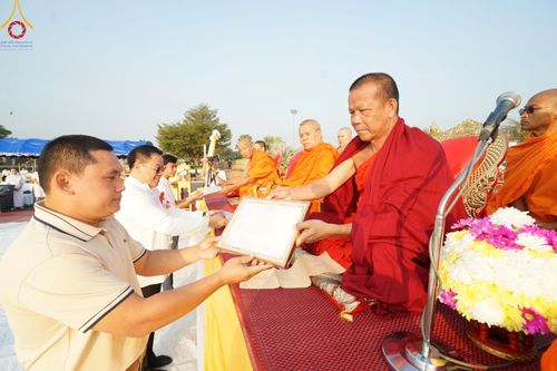 ภาพ No.180425:พิธีตักบาตรพระ ๑,๐๐๐ รูป ฉลองเมืองลำปาง ๑,๓๔๔ ปี วันเสาร์ที่ ๗ ธันวาคม พ.ศ. ๒๕๖๗ ณ ลานพระบรมราชานุสาวรีย์ พระนเรศวรมหาราช อ.เกาะคา จ.ลำปาง