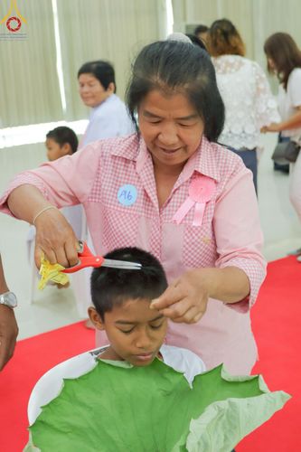 ภาพ No.216193:วันเสาร์ที่ 5 เมษายน พ.ศ. 2568 พิธีตัดปอยผม พิธีขอขมาผู้ปกครอง พิธีขอขมามอบผ้าไตร พิธีบรรพชา พิธีถวายบาตรสามเณร ณ ศูนย์ปฏิบัติธรรมและศูนย์อบรมเยาวชนเพชรบุรี ต.ท่าแลง อ.ท่ายาง จ.เพชรบุรี