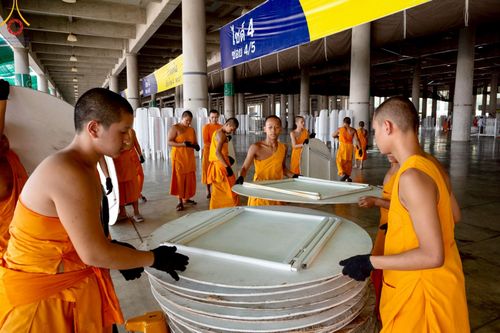 ภาพ No.220781:วันที่ 24-25 เมษายน พ.ศ. 2568 การเก็บงาน ผ้ารับประเคน ผ้าระบาย โต๊ะ เก้าอี้  ภายหลังงานวันคุ้มครองโลก ณ วัดพระธรรมกาย