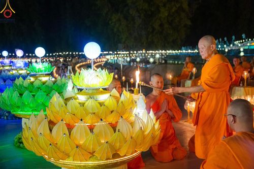 ภาพ No.170304:พิธีลอยกระทงธรรม ณ สระเศรษฐีทะเลบุญ มหาวิหารพระมงคลเทพมุนีฯ วัดพระธรรมกาย วันศุกร์ที่ 15 พฤศจิกายน พ.ศ.2567 (วันเพ็ญ 15 ค่ำ เดือน 12)