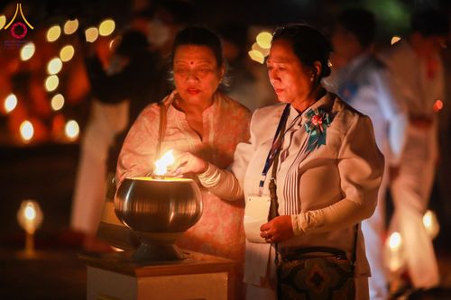 ภาพ No.130628:พิธีจุดโคมประทีปถวายเป็นพุทธบูชา ในโครงการบรรพชา 1,250 รูป ณ มหาวิหารมายาเทวี แดนประสูติ สวนลุมพินี ประเทศเนปาล วันที่ 9 มีนาคม พ.ศ. 2567