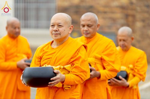 ภาพ No.233005:วันอาทิตย์ 29 มิถุนายน พ.ศ. 2568 กิจกรรมอบรมธรรมทายาทแอฟริกาใต้  ปฏิบัติธรรมสร้างสันติสุขภายใน แสงแห่งพุทธธรรมสู่แผ่นดินแอฟริกาใต้ ณ บริเวณหน้าวัดพระธรรมกายโจฮันเนสเบิร์ก