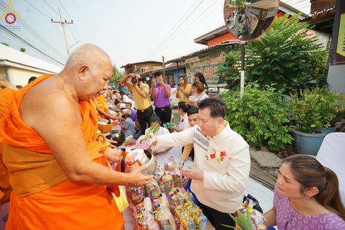 ภาพ No.135401:โครงการตักบาตรข้าวสารอาหารแห้งพระภิกษุสามเณร ๑,๐๐๐ รูป วันอังคารที่ ๙ เมษายน พ.ศ.๒๕๖๗ ณ ถนนหน้าที่ว่าการอำเภอคลองขลุง (เส้นเลียบแม่น้ำปิง) ตำบลคลองขลุง อำเภอคลองขลุง จังหวัดกำแพงเพชร