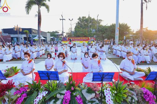 ภาพ No.101825:ตักบาตรพระ 10,000 รูป เติมบุญให้แผ่นดิน เนื่องในโอกาส 192 ปี จังหวัดกาญจนบุรี หนึ่งในโครงการตักบาตรพระ 2,000,000 รูป  77 จังหวัดทุกวัดทั่วไทย วันจันทร์ที่ 11 ธันวาคม พ.ศ. 2566 บริเวณถนนสองแคว (SKY WALK) เมืองกาญจนบุรี
