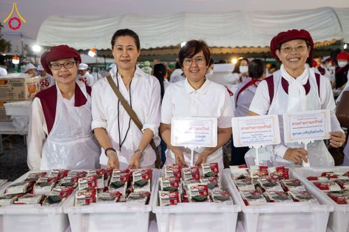 ภาพ No.193601:สาธุชนถวายภัตตาหารเป็นสังฆทาน แด่พระธรรมยาตรา ณ อนุสรณ์สถานคลองบางนางแท่น อ.สามพราน จ.นครปฐม ในโครงการธรรมยาตรา กตัญญูบูชา มหาปูชนียาจารย์ พระมงคลเทพมุนี(สด จนฺทสโร) พระผู้ปราบมาร อนุสรณ์สถาน 7 แห่ง ปีที่ 13 วันที่ 11 มกราคม พ.ศ. 2568