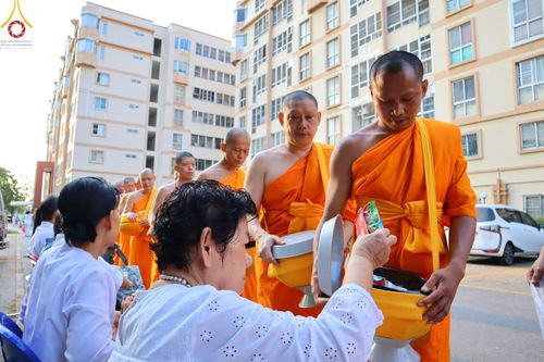 ภาพ No.136051:พระธรรมทายาท โครงการบวชพระนานาชาติ AEC & WAB ผู้บริหารรุ่นที่ 2 บิณฑบาต ณ หอฉันคุณยายอาจารย์ฯ เมืองแก้วมณี หมู่บ้านแก้วพุทธรักษา วันที่ 28 เมษายน พ.ศ. 2567