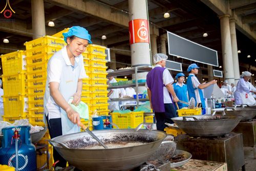 ภาพ No.219410:วันอังคารที่ 22 เมษายน พ.ศ. 2568 พิธีมอบปัจจัยช่วยเหลือครู 4 จังหวัดชายแดนภาคใต้ , พิธีกล่าวคำถวายอุปกรณ์ เพื่อเตรียมการต้อนรับคณะสงฆ์ฯ , พิธีกล่าวคำถวายภัตตาหารเป็นสังฆทาน , คณะสงฆ์ฉันภัตตาหารเพล  เนื่องในวันคุ้มครองโลก พิธีถวายมหาสังฆทานแด่คณะสงฆ์