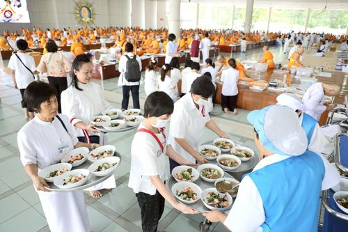 ภาพ No.230427:วันที่ 28 มิถุนายน พ.ศ. 2568 พิธีถวายภัตตาหารเมนูสวรรค์ เพื่อการบรรลุธรรม ณ หอฉันคุณยายอาจารย์ฯ วัดพระธรรมกาย