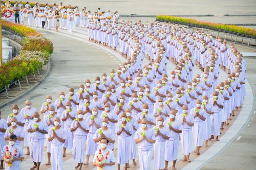 ภาพ No.101428:พิธีเวียนประทักษิณ, พิธีวันทาเจดีย์, พิธีขอขมาและมอบผ้าไตร ในโครงการอุปสมบทหมู่ รุ่นบูชาธรรมมหาปูชนียาจารย์ ณ วัดพระธรรมกาย ในวันที่ 9 ธันวาคม พ.ศ. 2566