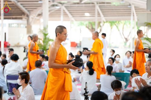 ภาพ No.61264:พิธีตักบาตรฉลองพระใหม่ รุ่นบูชาธรรมโครงการ 1-2 โครงการบรรพชาอุปสมบทหมู่ธรรมทายาท บูชาธรรมหลวงพ่อธัมมชโย 80 ปี ณ โถงช้างสำนักงานใหญ่ วัดพระธรรมกาย วันที่ 20 เมษายน พ.ศ. 2567
