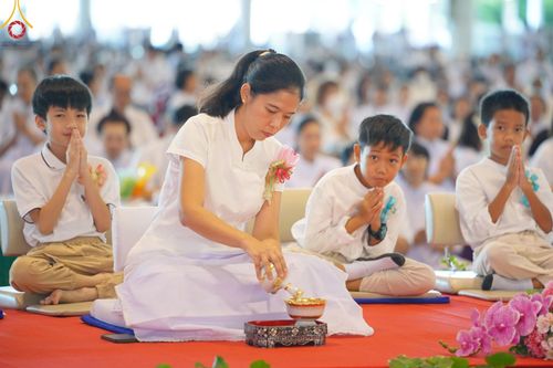 ภาพ No.151005:พิธีตักบาตร ในวันอาทิตย์ต้นเดือน วันที่ 1 กันยายน พ.ศ. 2567 ณ สภาธรรมกายสากล วัดพระธรรมกาย