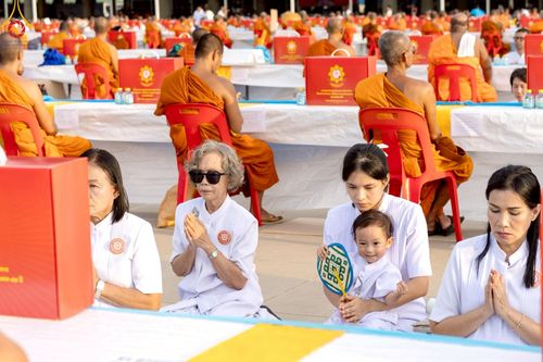 ภาพ No.219585:วันอังคารที่ 22 เมษายน พ.ศ. 2568 พิธีถวายมหาสังฆทานคณะสงฆ์ 40,000 กว่าวัดทั่วประเทศ เนื่องในวันคุ้มครองโลก ณ วัดพระธรรมกาย จ.ปทุมธานี