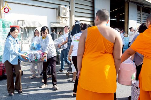 ภาพ No.273682:วันที่ 27 พฤศจิกายน พ.ศ. 2568 คณะศิษยานุศิษย์วัดพระธรรมกาย มูลนิธิธรรมกาย มอบอาหารและสิ่งของความช่วยเหลือให้พี่น้องชาวใต้ ผู้ประสบอุทกภัยน้ำท่วม