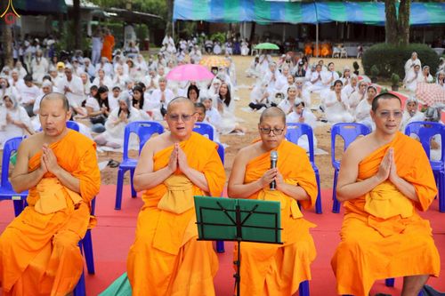 ภาพ No.234081:วันอาทิตย์ที่ 20 กรกฎาคม พ.ศ.2568 พิธีทอดผ้าป่า และพิธีตอกเสาเข็มต้นแรก สร้างอาคารปฏิบัติธรรมพระมงคลเทพมุนี ณ ศูนย์ปฏิบัติธรรมสุราษฏร์ธานี