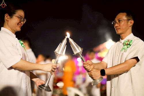 ภาพ No.253640:วันที่ 10 ตุลาคม พ.ศ. 2568 พิธีจุดประทีปบูชาพระผู้ปราบมาร, พิธีจุดประทีปบนพระมหาธรรมกายเจดีย์  20,000 ดวง เนื่องในวันคล้ายวันเกิดครบรอบ 141 ปี พระมงคลเทพมุนี (สด จนฺทสโร)