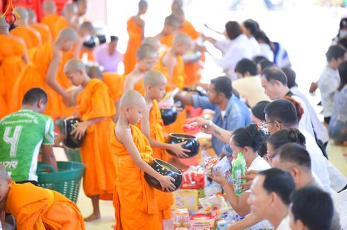 ภาพ No.217566:วันอาทิตย์ที่ 13 เมษายน พ.ศ. 2568 พิธีตักบาตรฉลองสามเณรใหม่ ศูนย์ปฏิบัติธรรมเขาคิชฌกูฏ โครงการบรรพชาสามเณรภาคฤดูร้อน