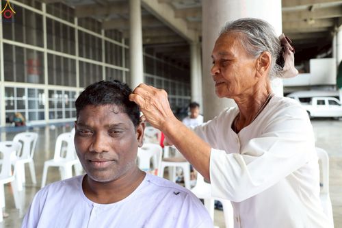 ภาพ No.230784:วันที่ 28 มิถุนายน พ.ศ. 2568 พิธีตัดปอยผมและปลงผม โครงการบวชพระนานาชาติ AEC & WAB รุ่นที่ 9 ณ วิหารคด 2 วัดพระธรรมกาย