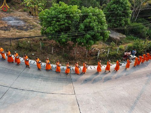 ภาพ No.136988:Photo Story  มหัศจรรย์วัดดงดินแดง Episode 5 กิจกรรมถ่ายภาพหมู่ประวัติศาสตร์ และตักบาตรฉลองพระ-เณรกว่า 500 รูป วันที่ 6 เมษายน พ.ศ. 2567