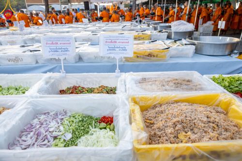 ภาพ No.108459:ถวายภัตตาหารเป็นสังฆทาน แด่คณะพระธรรมยาตราฯ ในโครงการธรรมยาตรากตัญญูบูชา มหาปูชนียาจารย์ พระมงคลเทพมุนี(สด จนฺทสโร) พระผู้ปราบมาร อนุสรณ์สถาน 7 แห่ง ปีที่ 12 วันที่ 7 มกราคม พ.ศ. 2567 ณ อนุสรณ์สถานโลตัสแลนด์ จ.สุพรรณบุรี