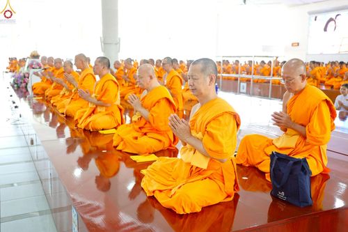 ภาพ No.247004:วันที่ 20 กันยายน พ.ศ. 2568 พิธีถวายเมนูสวรรค์เพื่อการบรรลุธรรม ณ หอฉันคุณยายอาจารย์ฯ วัดพระธรรมกาย