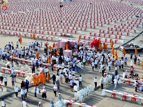 ภาพ No.218946:วันที่ 18-20 เมษายน พ.ศ. 2568 การเตรียมงานในลานธรรม , วิหารคด เพื่องานวันคุ้มครองโลก 22 เมษายน พศ. 2568