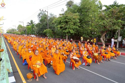 ภาพ No.235158:วันอาทิตย์ที่ 27 กรกฎาคม พ.ศ. 2568 พิธีตักบาตรพระ1,000 รูป ทำบุญเมืองพัทลุง ประธานสงฆ์ พระปริยัติวชิโรดม  เจ้าคณะจังหวัดพัทลุง ประธานฆราวาส นายรัฐศาสตร์ ชิดชู  ผู้ว่าราชการจังหวัดพัทลุง